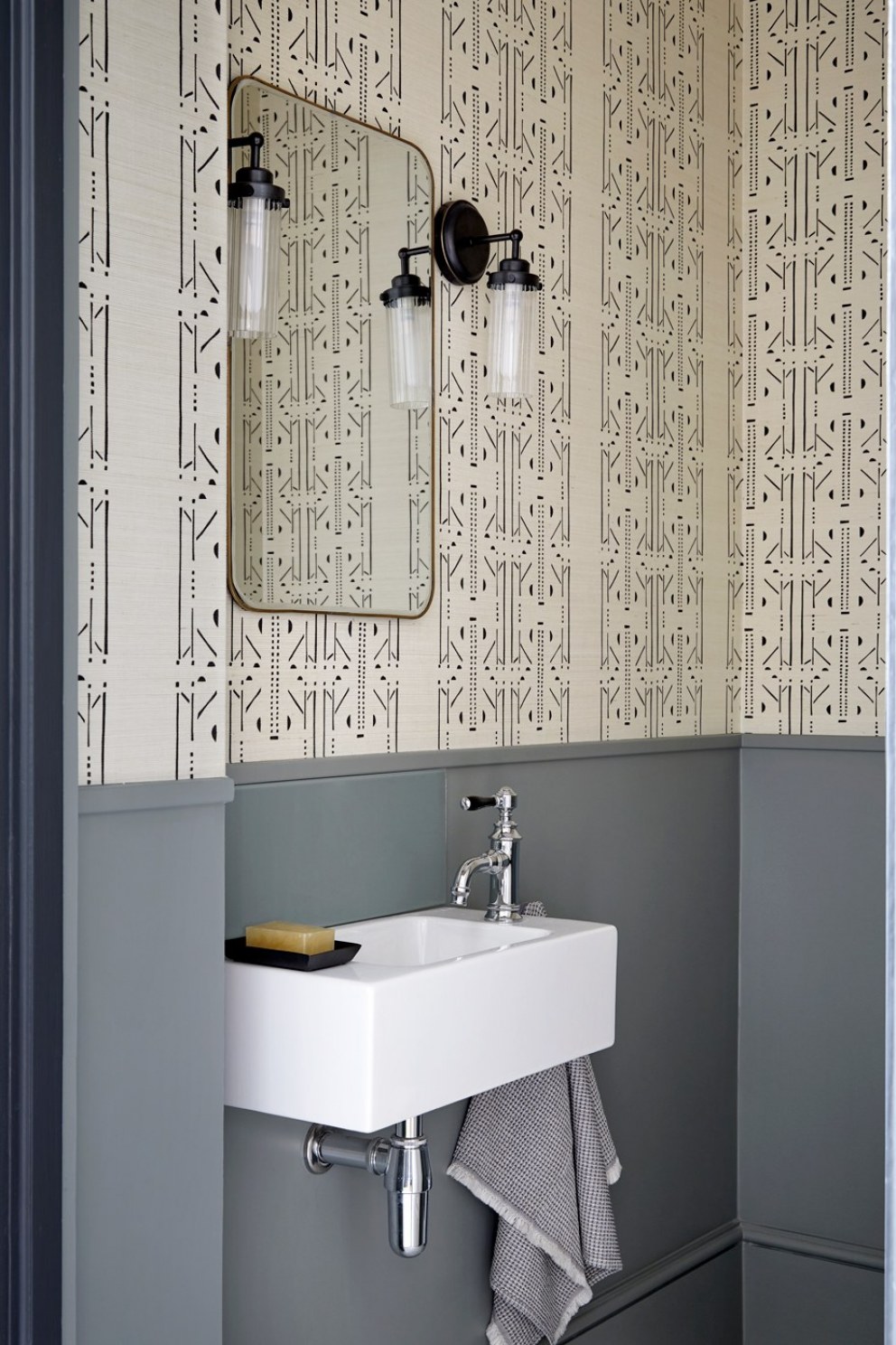 Between the Commons, SW11 | Cloakroom textured wallpaper | Interior Designers